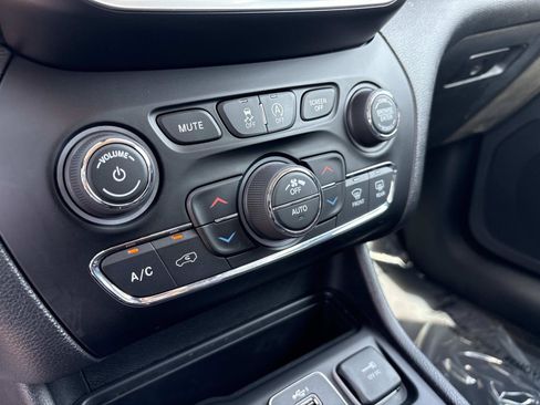 Used 2019 Jeep Cherokee Latitude Plus w/ Comfort/Convenience Group FWD image 24