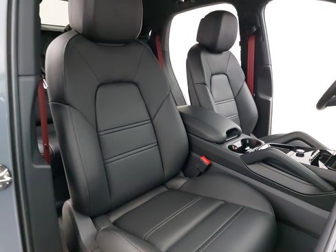 Certified 2025 Porsche Cayenne Coupe image 12