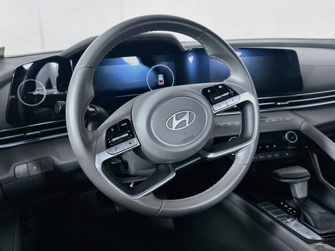 Used 2025 Hyundai Elantra SEL FWD image 18