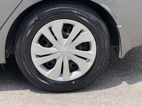 Used 2022 Nissan Versa S FWD image 5