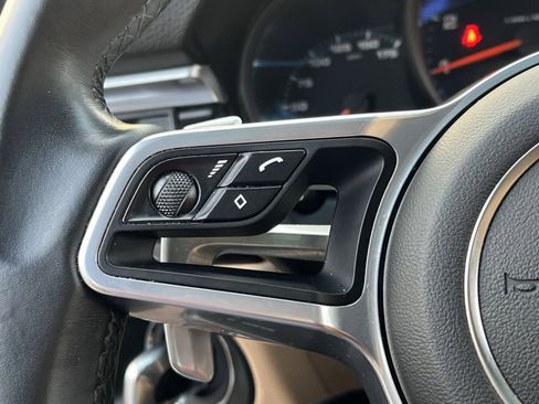 Used 2021 Porsche Macan w/ Premium Package image 29