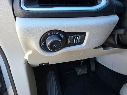 Used 2024 Chrysler Pacifica Touring-L image 24