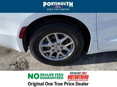 Used 2024 Chrysler Pacifica Touring-L image 30