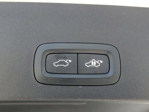 Certified 2024 Volvo XC40 B5 Plus AWD/4WD image 10