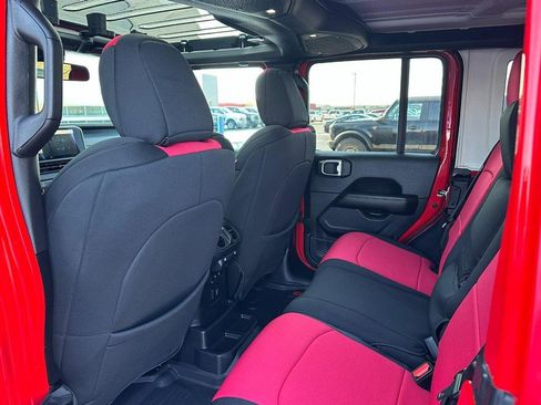 Used 2025 Jeep Wrangler Unlimited Sahara image 13