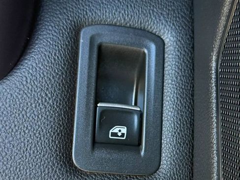 Used 2018 Volkswagen Tiguan SE AWD/4WD image 32