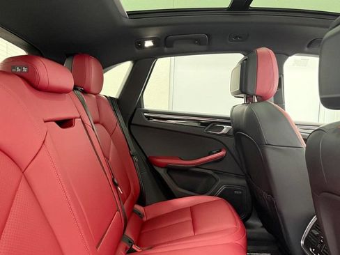 Certified 2025 Porsche Macan AWD/4WD image 11