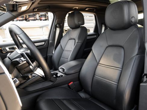 Used 2022 Porsche Cayenne Platinum Edition image 5