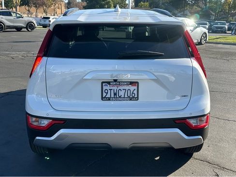 Certified 2025 Kia Niro EX image 5
