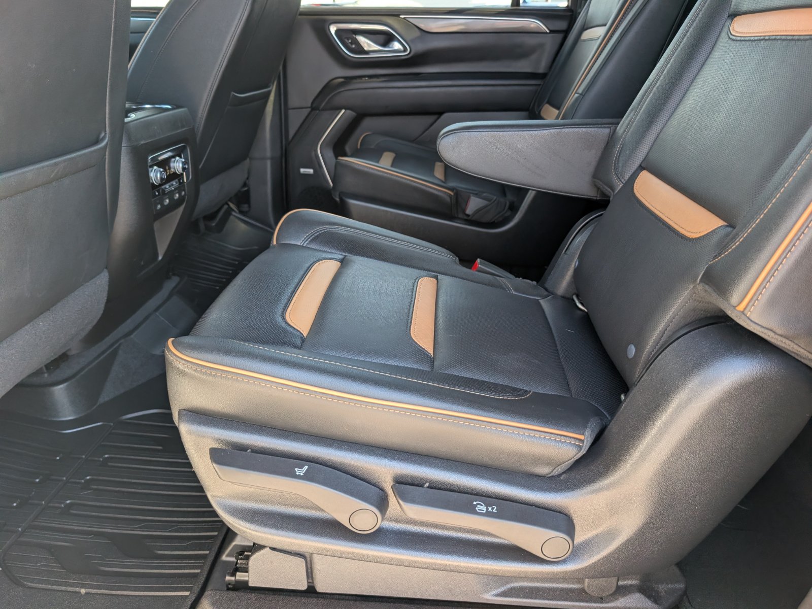Used 2021 GMC Yukon XL AT4 w/ Rear Media and Nav Package AWD/4WD image 12