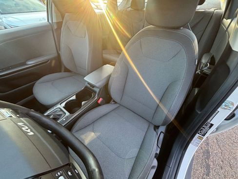Used 2025 Kia K4 LXS image 37