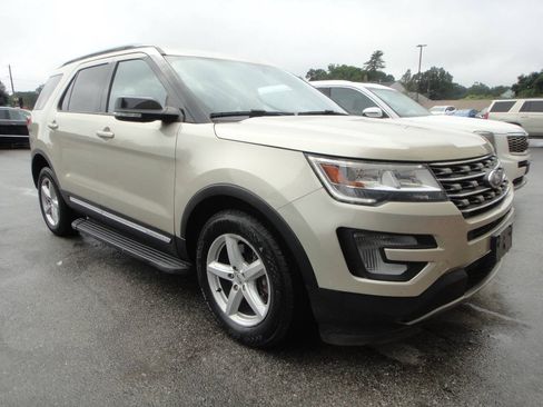 Used 2017 Ford Explorer XLT w/ Equipment Group 202A AWD/4WD image 3
