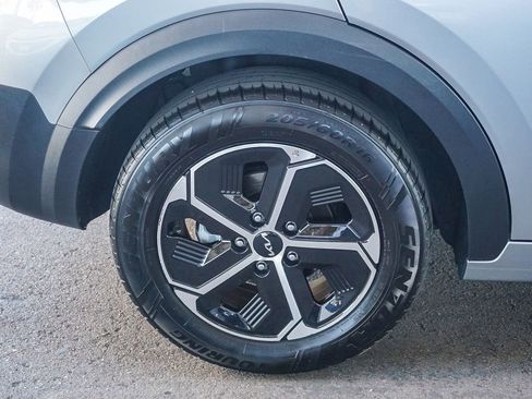 Certified 2023 Kia Niro EX image 9