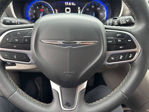 Used 2024 Chrysler Pacifica Touring-L FWD image 16