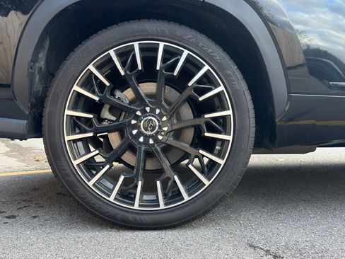 Used 2023 Toyota Highlander XLE image 9