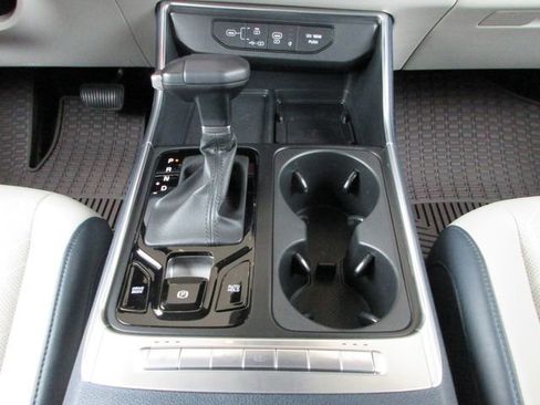 Used 2025 Kia Carnival EX FWD image 20