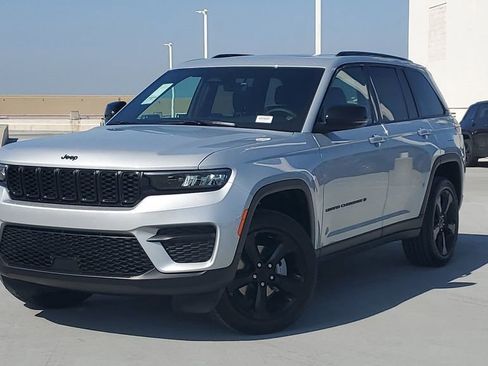 New 2025 Jeep Grand Cherokee Altitude image 33