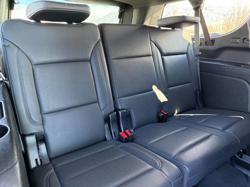 Used 2025 Chevrolet Suburban Z71 image 21