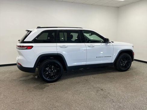 Certified 2024 Jeep Grand Cherokee Altitude image 21