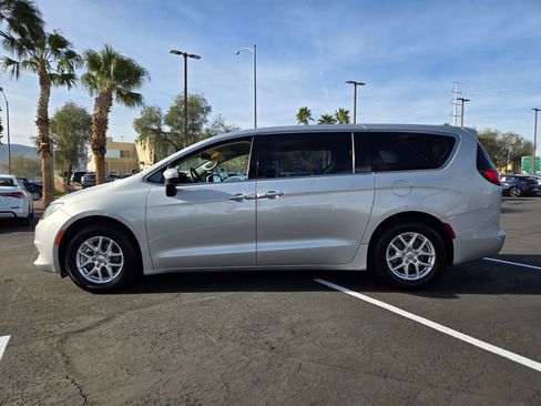 Used 2023 Chrysler Voyager LX image 3