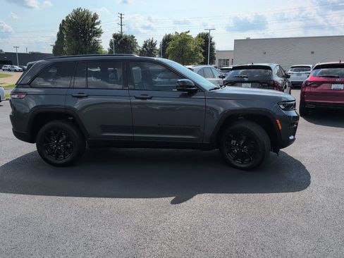 Used 2025 Jeep Grand Cherokee Altitude AWD/4WD image 6