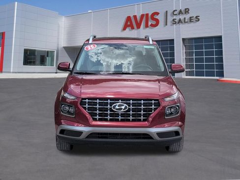 Used 2025 Hyundai Venue SEL FWD image 2