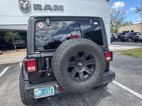 Used 2018 Jeep Wrangler Unlimited Sahara image 9