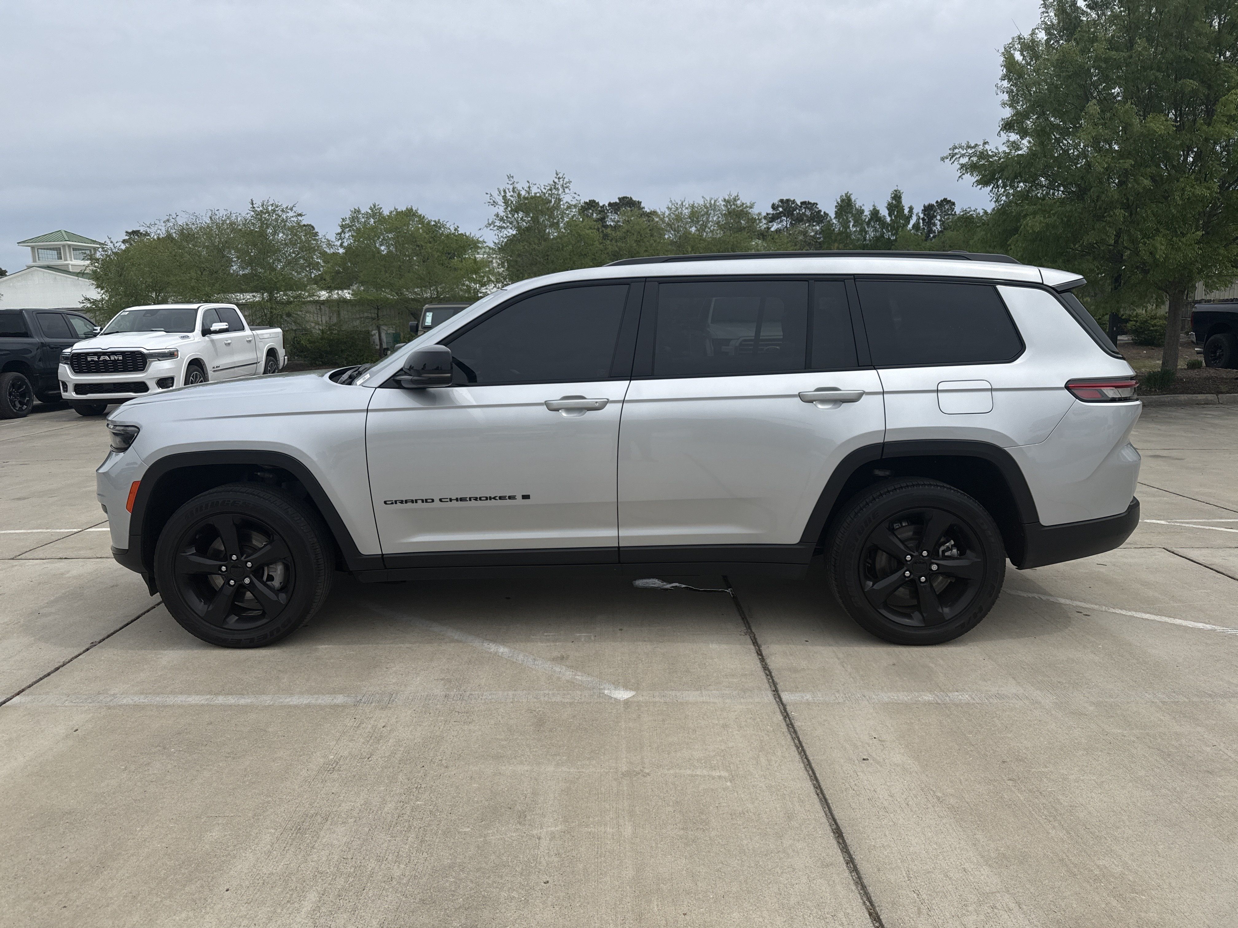 Used 2024 Jeep Grand Cherokee L Laredo AWD/4WD image 6