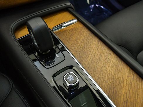 Certified 2025 Volvo XC90 B6 Plus image 26