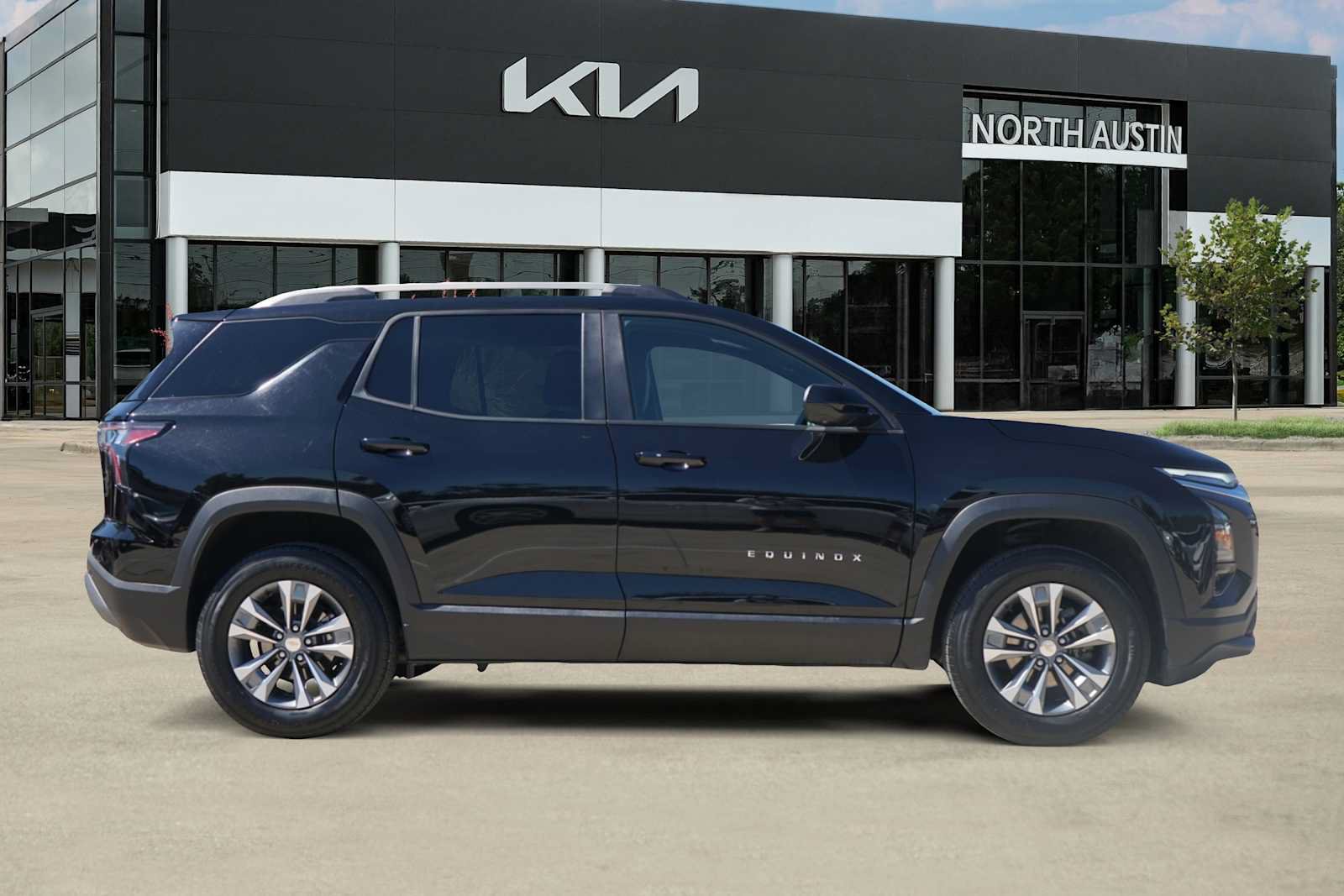 Used 2025 Chevrolet Equinox LT w/ Convenience Package II FWD image 6