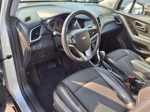 Used 2022 Chevrolet Trax LT w/ LT Convenience Package image 4