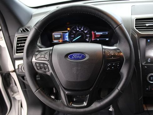 Used 2018 Ford Explorer XLT w/ Equipment Group 202A FWD image 20