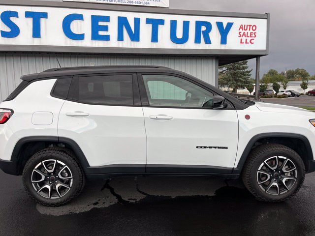 Used 2025 Jeep Compass Trailhawk AWD/4WD image 12