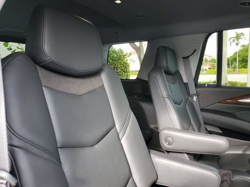 Used 2020 Cadillac Escalade Luxury AWD/4WD image 25