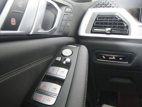 Certified 2025 BMW X7 xDrive40i w/ Premium Package image 17