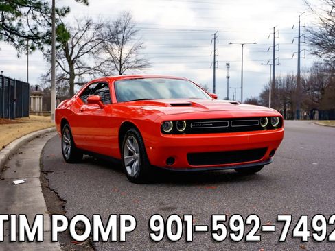 Used 2019 Dodge Challenger SXT image 3