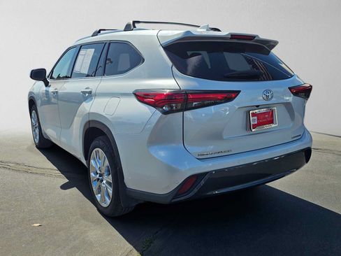 Used 2023 Toyota Highlander Limited FWD image 5
