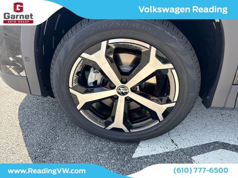 New 2025 Volkswagen Tiguan SE image 9