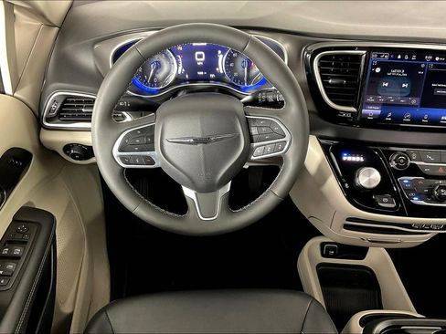 Used 2024 Chrysler Pacifica Touring-L image 7