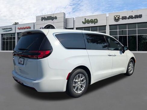 New 2026 Chrysler Pacifica Select FWD image 4