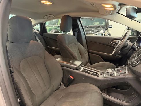 Used 2016 Chrysler 200 Limited image 8