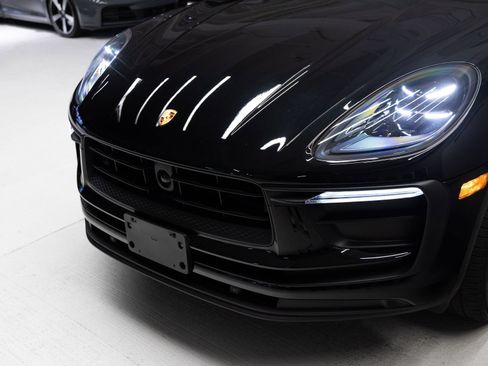 Certified 2023 Porsche Macan AWD/4WD image 32