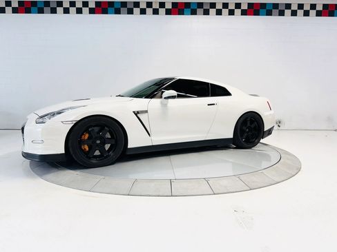 Used 2014 Nissan GT-R Black Edition AWD/4WD image 7