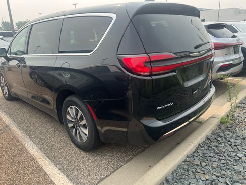 Used 2023 Chrysler Pacifica Touring-L FWD image 3