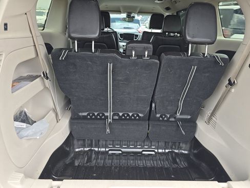 Used 2023 Chrysler Pacifica Touring-L FWD image 18