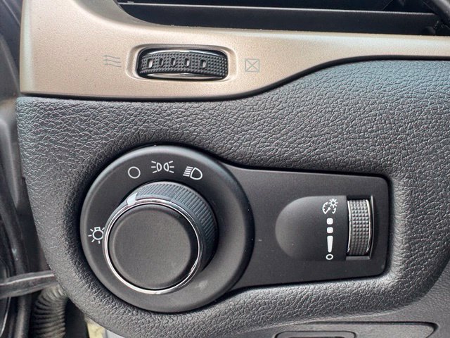 Used 2017 Jeep Cherokee Sport FWD image 23