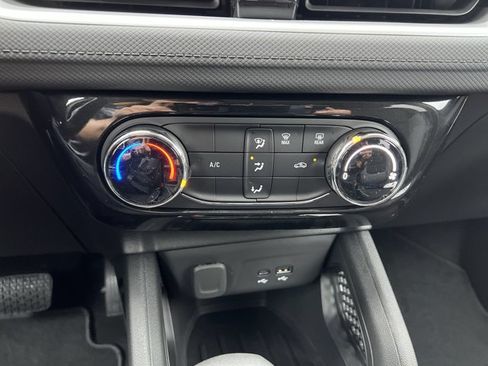 Used 2024 Chevrolet TrailBlazer LT FWD image 11