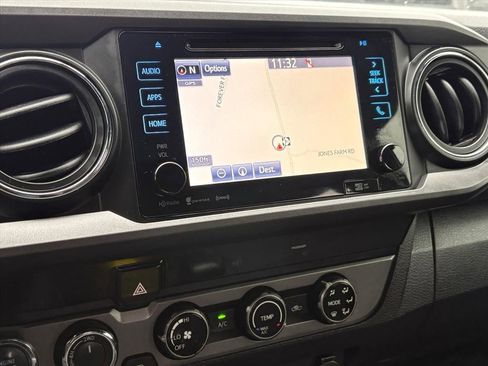 Used 2017 Toyota Tacoma TRD Sport image 10