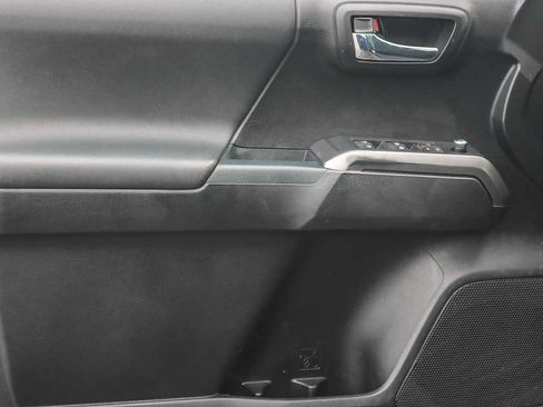 Used 2017 Toyota Tacoma TRD Sport image 19