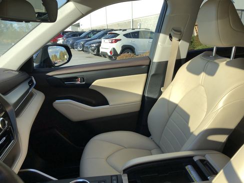 Used 2022 Toyota Highlander XLE image 28